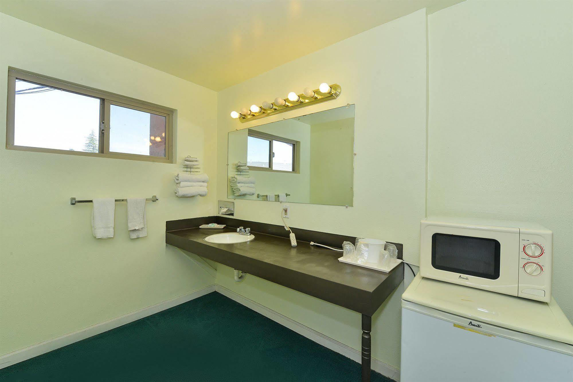 Americas Best Value Inn Red Bluff Exterior photo